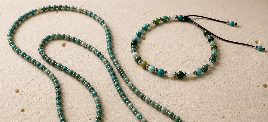 Colar e pulseira de pedras naturais sobre uma superfície mineral