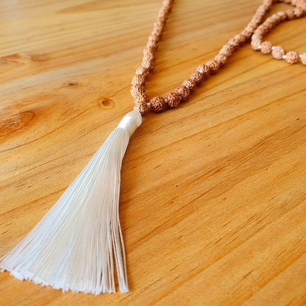 Mala de oración de Rudraksha y pómulo Blanco