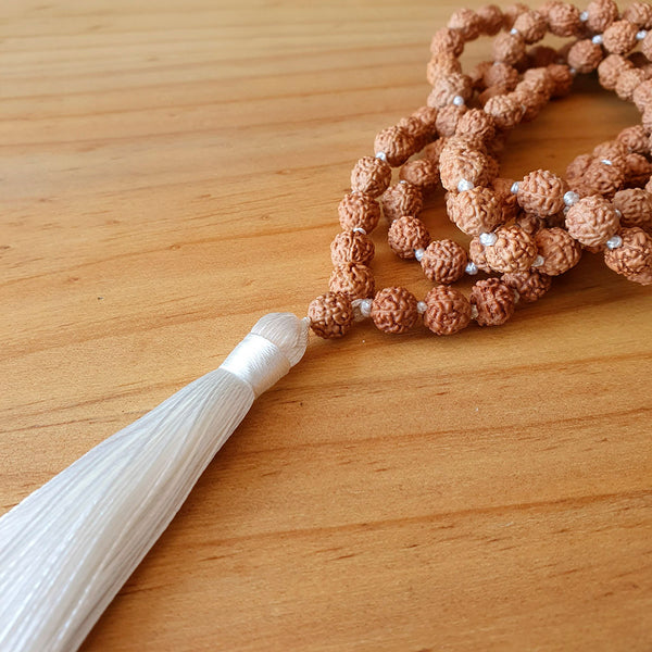 Mala de oración de Rudraksha y pómulo Blanco