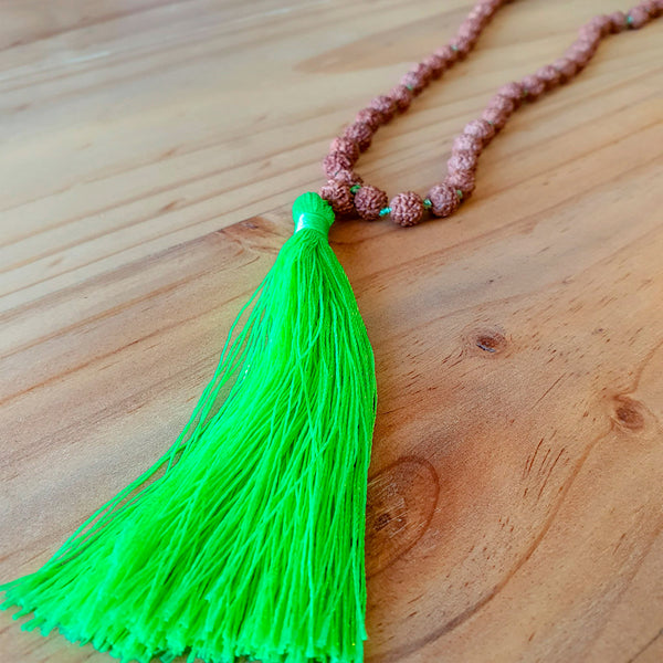 Mala de Rudraksha y Pómulo Verde<br>Renovación y Sabiduría Natural 💚