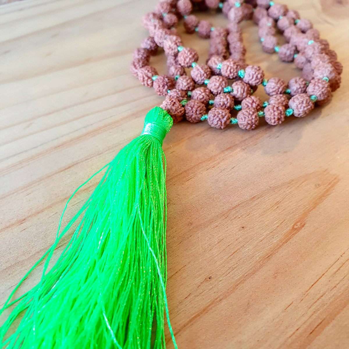 Mala de Rudraksha y Pómulo Verde<br>Renovación y Sabiduría Natural 💚