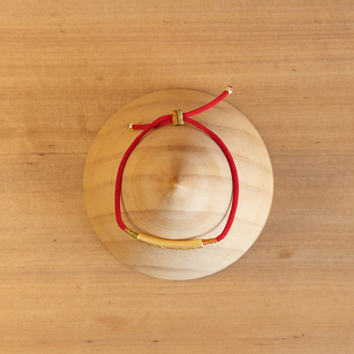 Pulsera con Hilo rojo y Enchapado Oro  - Om Mani Padme Hum