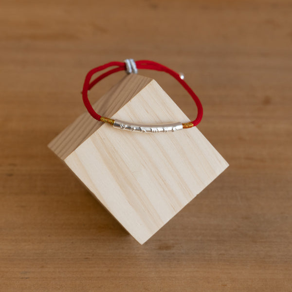 Pulsera con Hilo rojo y plata - Om Mani Padme Hum