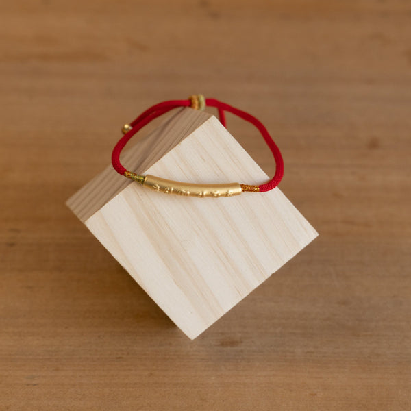Pulsera con Hilo rojo y Enchapado Oro  - Om Mani Padme Hum