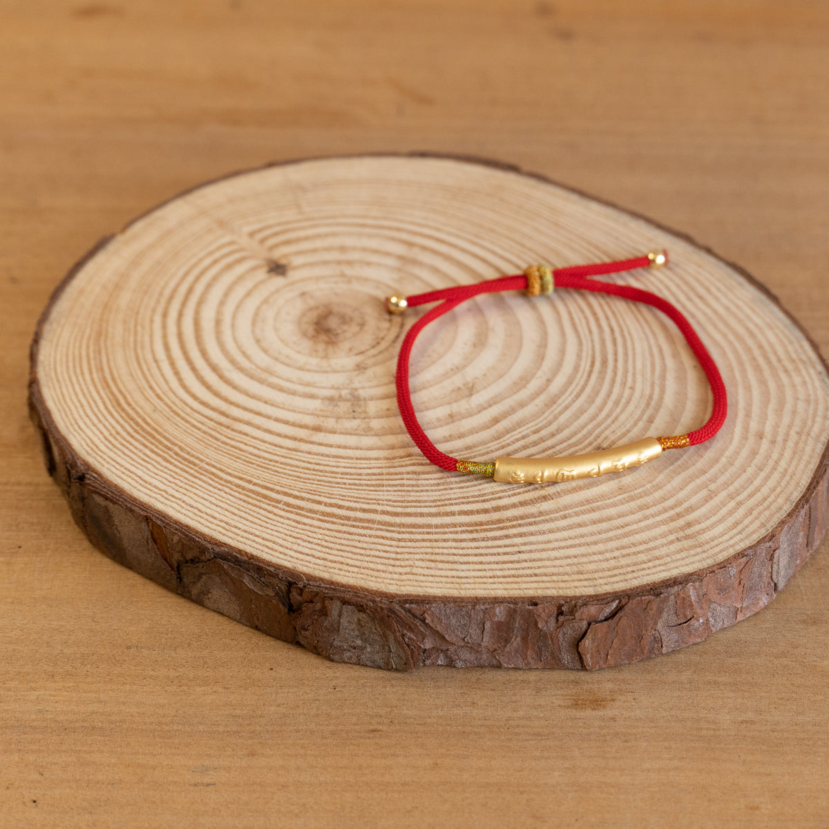 Pulsera con Hilo rojo y Enchapado Oro  - Om Mani Padme Hum