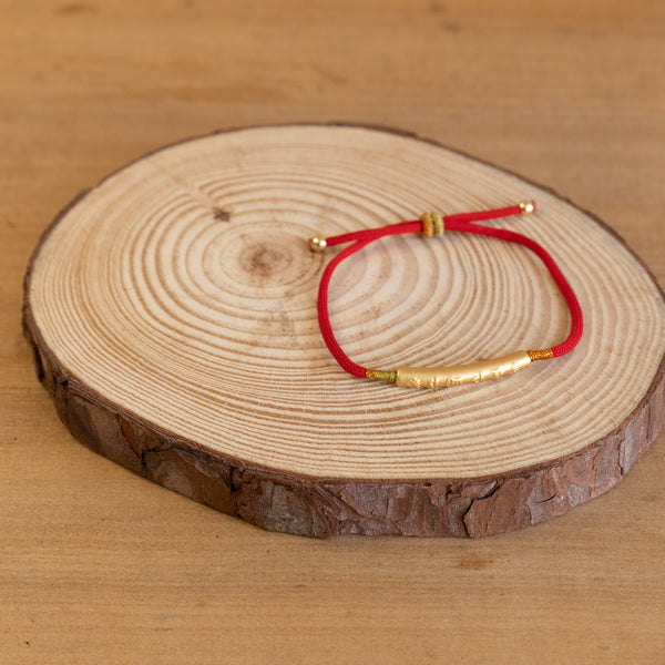 Pulsera con Hilo rojo y Enchapado Oro  - Om Mani Padme Hum