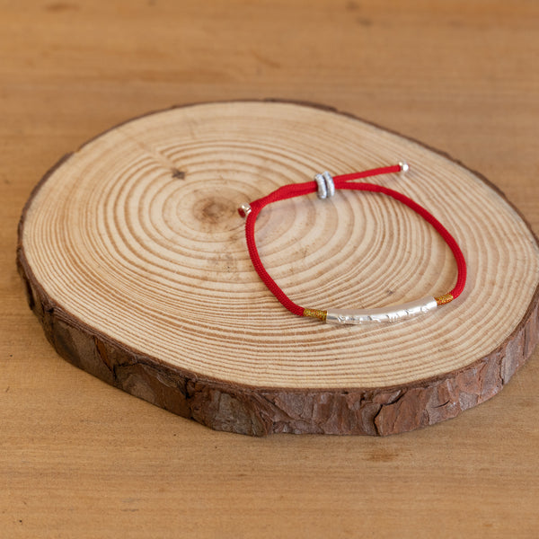 Pulsera con Hilo rojo y plata - Om Mani Padme Hum