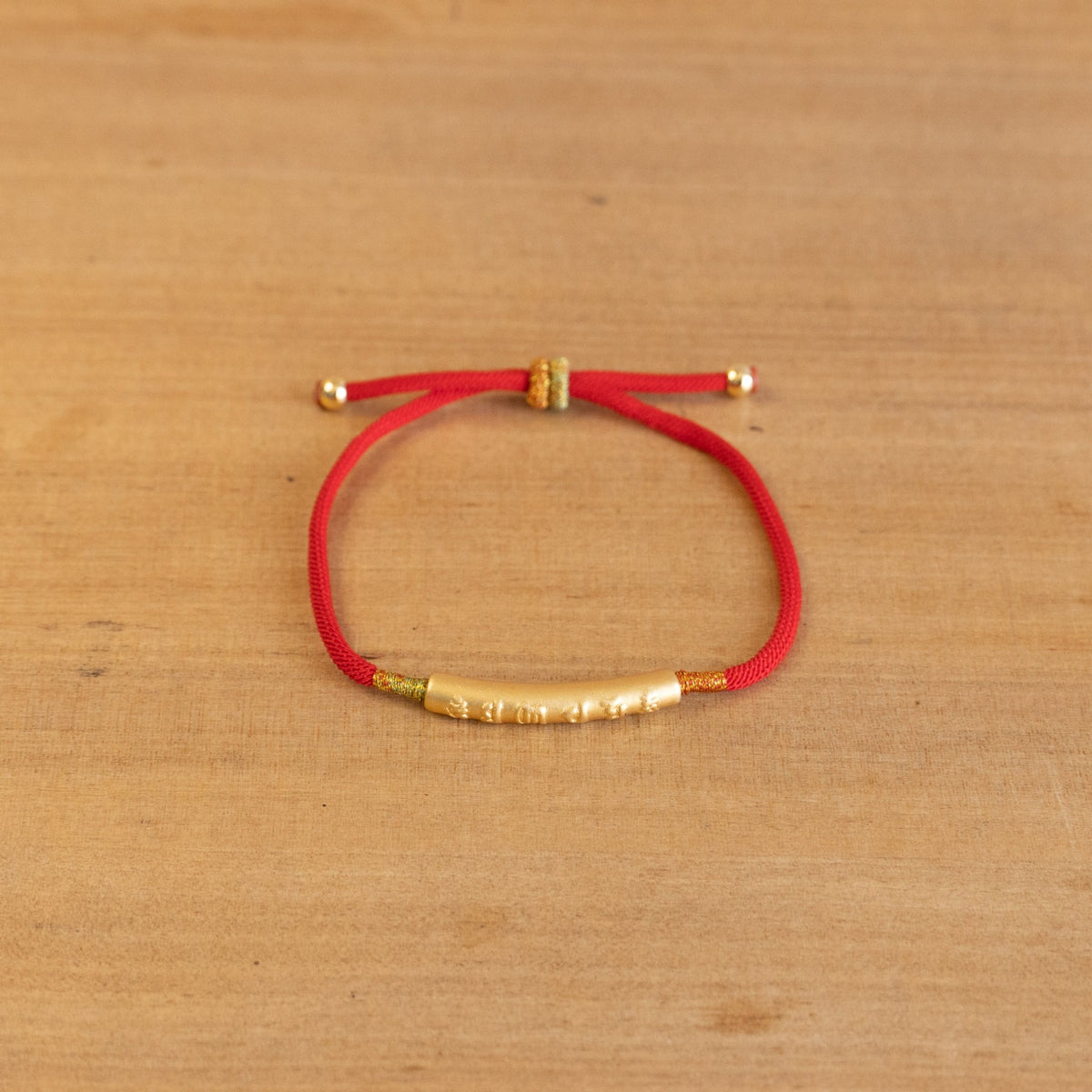 Pulsera con Hilo rojo y Enchapado Oro  - Om Mani Padme Hum