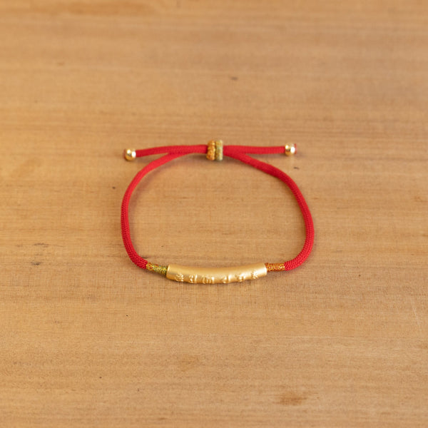 Pulsera con Hilo rojo y Enchapado Oro  - Om Mani Padme Hum