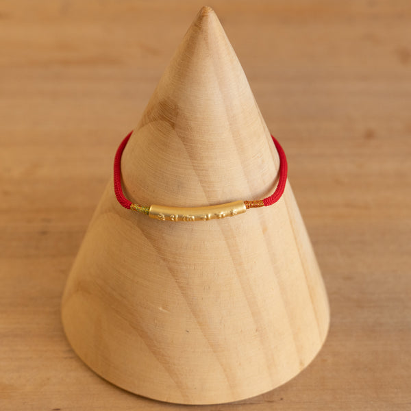 Pulsera con Hilo rojo y Enchapado Oro  - Om Mani Padme Hum