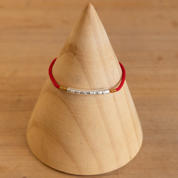 Pulsera con Hilo rojo y plata - Om Mani Padme Hum