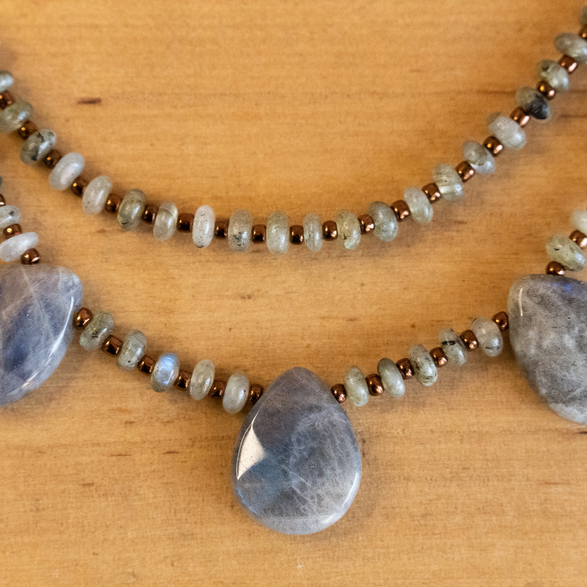 Collar Corto con Colgante Gotas de Agua de Labradorita