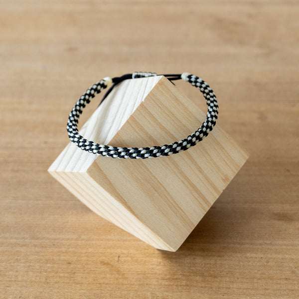 Pulsera de Cuerda Tibetana Nudo Blanco y Negro