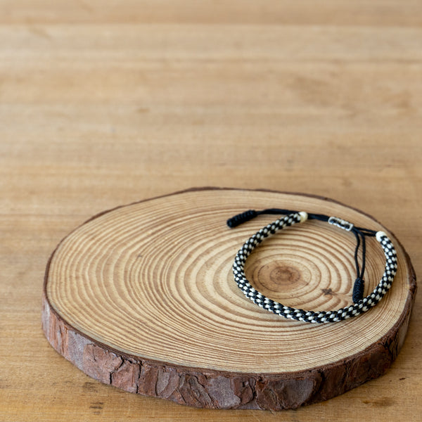 Pulsera de Cuerda Tibetana Nudo Blanco y Negro