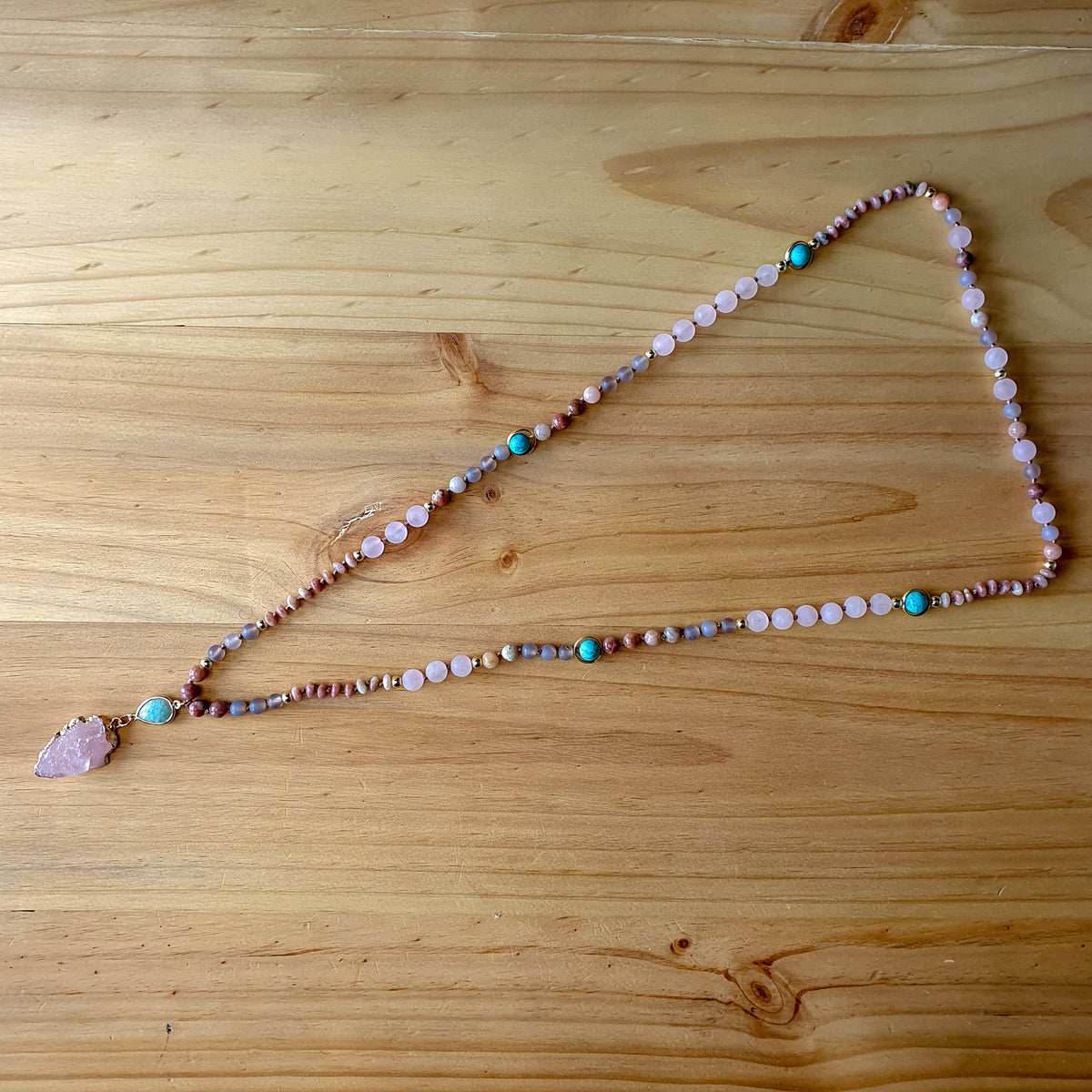 Collar de piedras naturales con Colgante de Flecha de Cuarzo