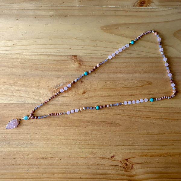 Collar de piedras naturales con Colgante de Flecha de Cuarzo