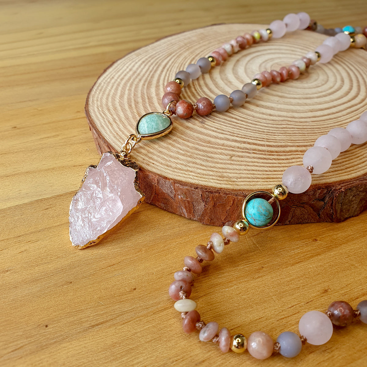 Collar de piedras naturales con Colgante de Flecha de Cuarzo