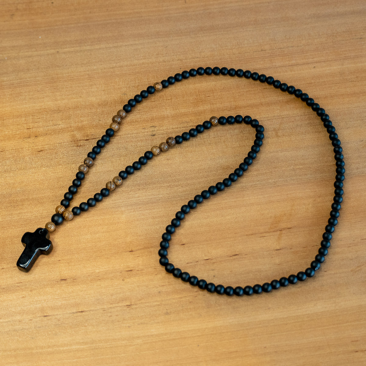 Collar de Ónix y Madera con colgante Cruz