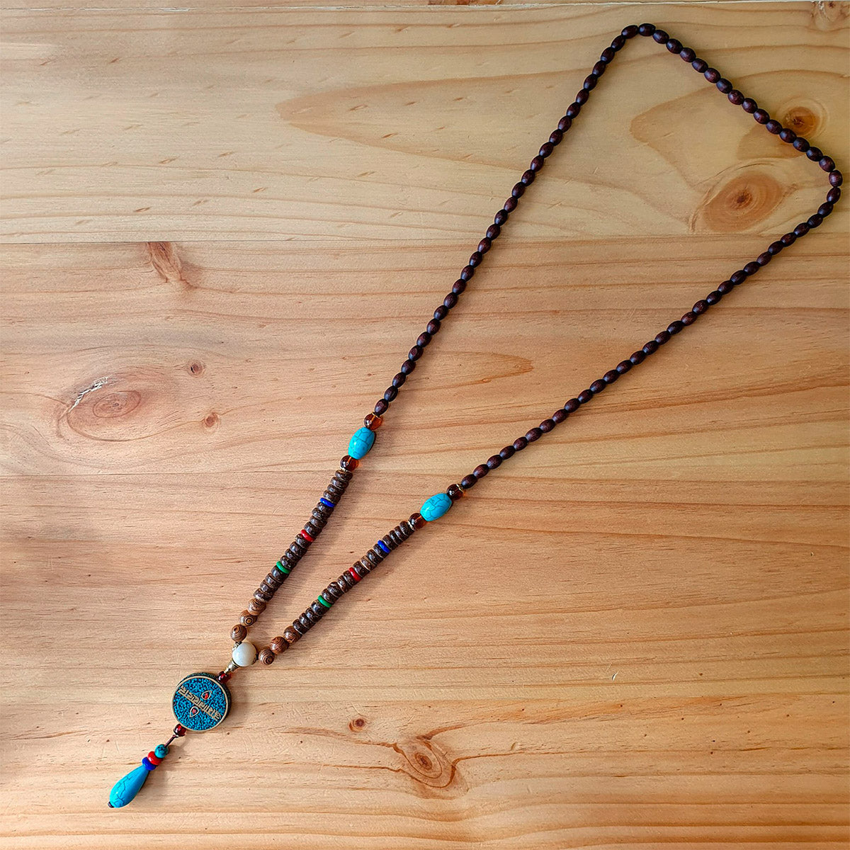 Collar Nepalí de Madera - Om Mani Padme Hum