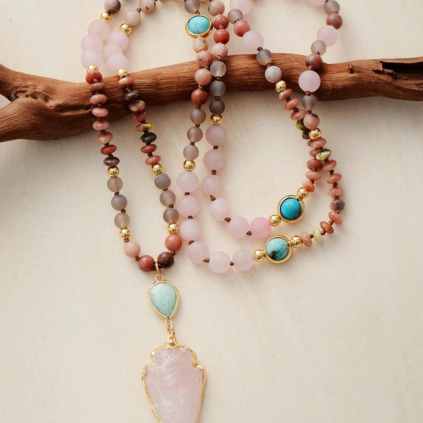 Collar de piedras naturales con Colgante de Flecha de Cuarzo