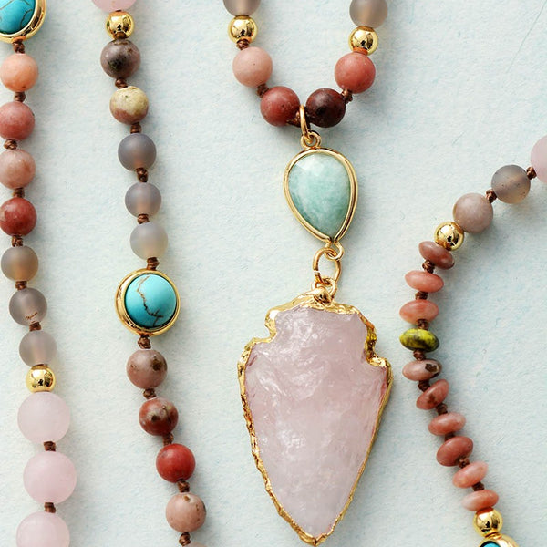 Collar de piedras naturales con Colgante de Flecha de Cuarzo